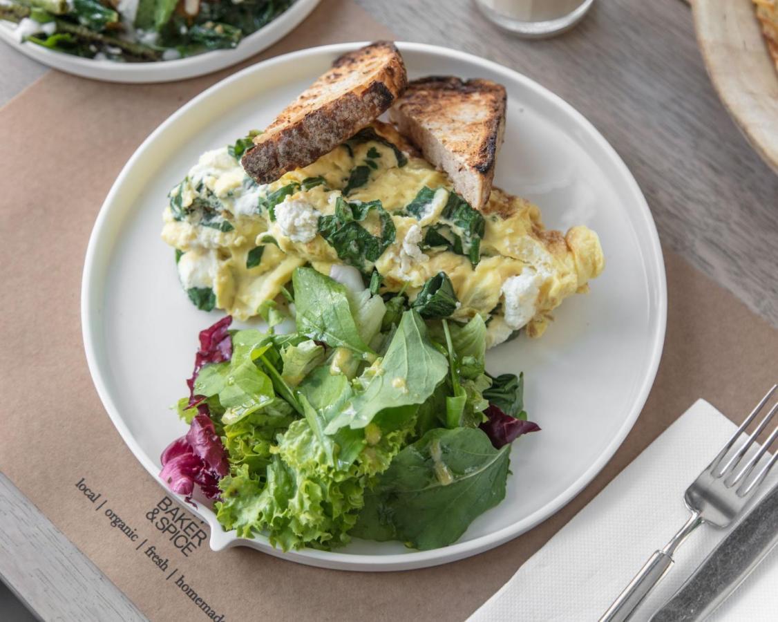 Shirvan Hotel City Yard Джедда Экстерьер фото Scrambled eggs with spinach and salad