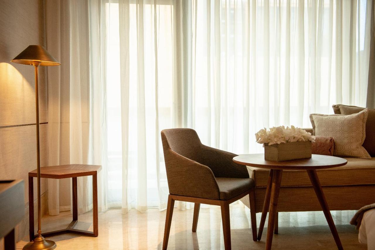 Shirvan Hotel City Yard Джедда Экстерьер фото A living room with a floor lamp