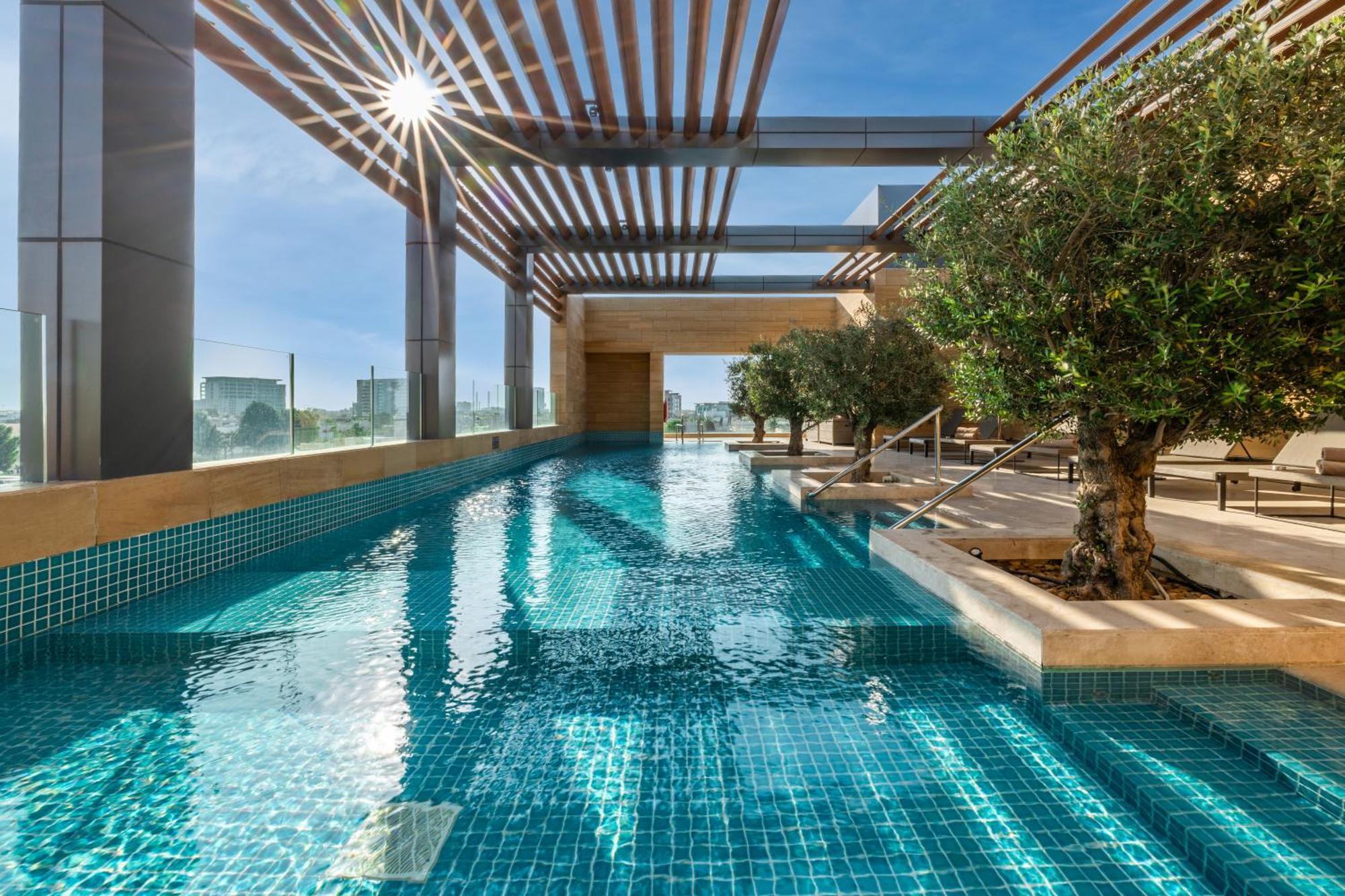 Shirvan Hotel City Yard Джедда Экстерьер фото The swimming pool at the top of the building